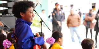 Imagen de varios niños disfutando de uno de los espacios para su recreacón en Bogotá.