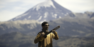 Imagen de Facundo Salgado tocando guitarra con un fondo de la cordillera de los Andes