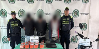 Foto de tres capturados junto a policías