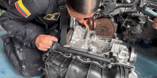 Mujer policía verificando un motor de vehículo. 