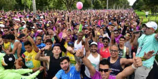 Participantes de la media maratón de Bogotá esperando la salida de la carrera
