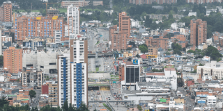Vista panorámica de Bogotá con edificios residenciales y comerciales, corredores viales de alto tráfico, torres de gran altura y amplia concentración urbana.