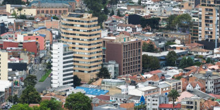 Vista aérea de barrio bogotano con edificios residenciales densos y calles arboladas