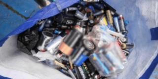 Foto que muestra una bolsa llena de pilas 