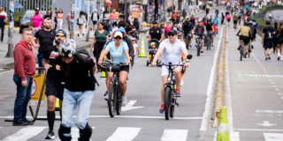 Personas en bicicleta y peatones comparten ciclovía de Bogotá durante jornada dominical