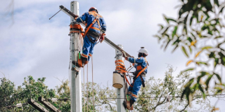 Foto que muestra dos personas con el uniforme de Enel Colombia
