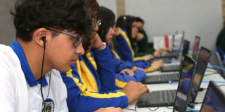 Foto que muestra estudiantes en un salón de clases 