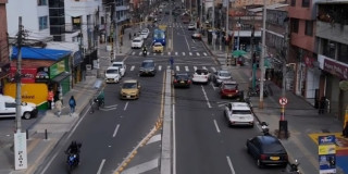 Foto que muestra vehículos y vías en Bogotá.