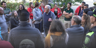 Foto que muestra un grupo de personas reunidas y hablando 