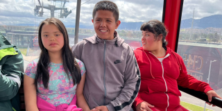 Imagen de niños y niñas dentro de un TransMicable