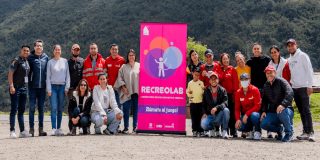 Participantes y equipo de Recreolab durante jornada recreodeportiva comunitaria en Bogotá