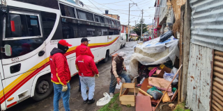 Foto de funcionarios del Distrito en operativo de limpieza