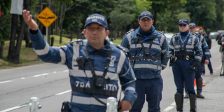 Foto de varios agentes en una vía de Bogotá.