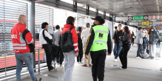 Personal de TransMilenio y gestores de Convivencia supervisando la seguridad en una estación de TransMilenio.