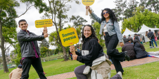 Imagen de un hombre y dos mujeres con carteles del Festival Reverso 2025