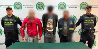 Tres personas capturadas por hurto de mármol, en medio de dos policías.