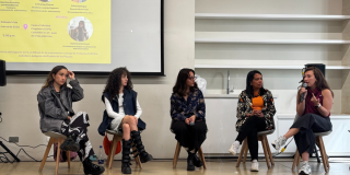 Foto de 4 mujeres hablando mientras estan sentadas 