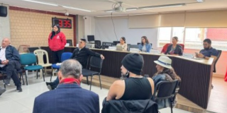 Foto de un grupo de funcionarios de la Alcaldía Local de Santa Fe