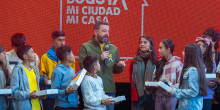 Imagen del alcalde Galán hablando junto a niños y niñas