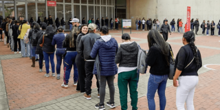 Foto que muestra personas haciendo fila 