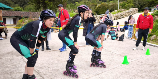 Foto de un grupo de patinadoras de Bogotá