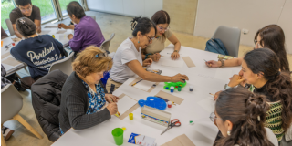Imagen de varias personas en taller gratis en el CEFE Chapinero.