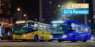 Foto de dos buses de TransMilenio en una vía de Bogotá