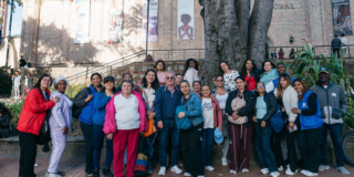 Foto de un grupo de ciudadanos al frente del Museo Nacional