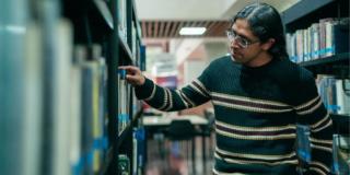 Foto de una persona buscando un libro