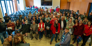 Foto de un grupo de adultos mayores en un auditorio 