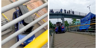 Foto de un carro azul intentando subir por un puente peatonal