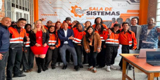 Estudiantes recibiendo la donación de computadores