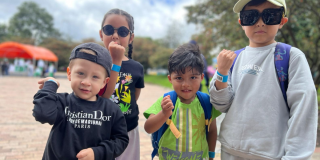Foto de cuatro niños en un parque de diversiones 