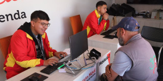 Funcionarios de Hacienda atendiendo a un ciudadano
