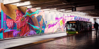Foto de un bus de TransMilenio en una vía de Bogotá.