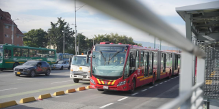 Foto de un bus de TransMilenio en una calle de Bogotá.