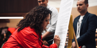Firma de acuerdos de cooperación entre el Jardín Botánico de Bogotá y 12 centros comerciales. En la imagen se aprecia a Maria Claudia García, directora del Jardín Botánico, firmar el convenio de cooperación.