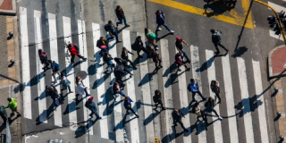 Peatones cruzando la cebra en Bogotá
