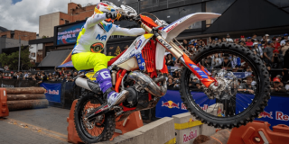 Motociclista realiza maniobra de exhibición sobre obstáculos durante Red Bull Moto Urbano en el Festival de Verano 2026 de Bogotá.