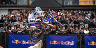 Motociclista realiza maniobra de exhibición sobre obstáculos durante Red Bull Moto Urbano en el Festival de Verano 2026 de Bogotá.