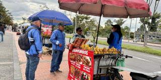 Foto de gestores sociales del IPES en procesos de abordaje a vendedores informales en Bogotá.