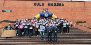 Foto de ciudadanos de la localidad de Usme con certifiados de participación ciudadana 