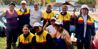Foto de un grupo de adultos mayores haciendo actividades 