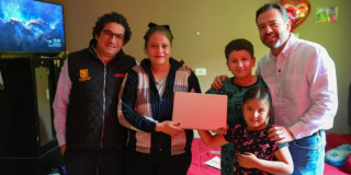 Foto de la entrega de computadores a una de las familias beneficiadas del programa 'Conexión Social' en Bogotá.