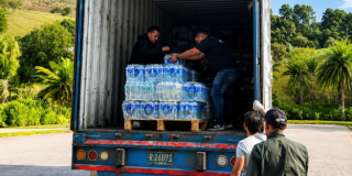 Foto de la descarga de uno de los camiones con ayudas de Bogotá.