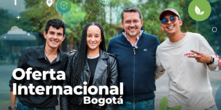 Foto de un grupo de jóvenes en un evento académico en Bogotá.
