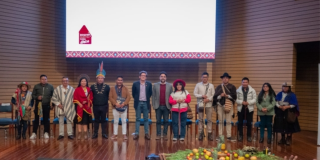 Foto de un grupo de personas indígenas en una charla