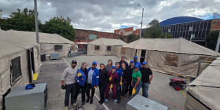 Foto de funcionarios de salud en hospitales de campaña