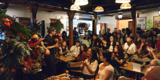 Foto de un grupo de personas en un restaurante 