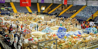 Foto: Centro de acopio y recepción de ayudas en el Palacio de los Deportes de Bogotá.